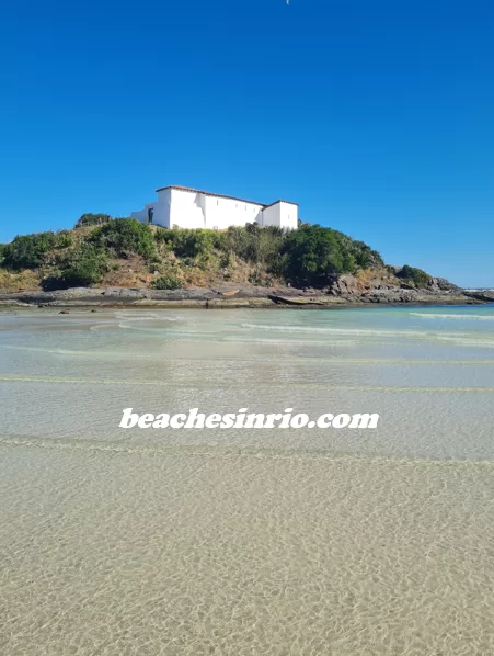 Photo of the crystal-clear waters at Praia do Forte in Cabo Frio, RJ.