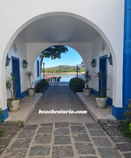 Photo of the Passagem Neighborhood in Cabo Frio – featuring colonial architecture, cobblestone streets, and waterfront charm.