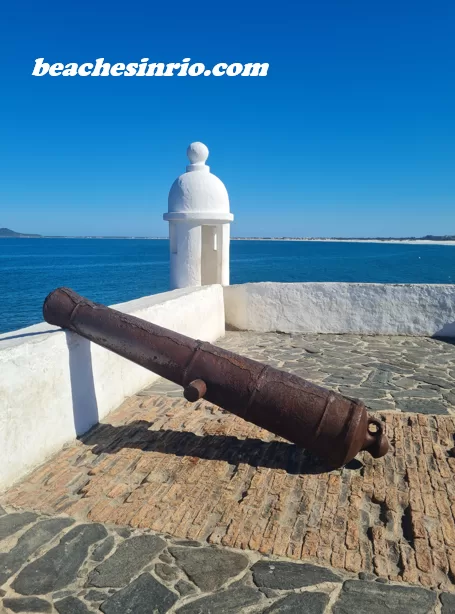 Photo of São Mateus Fort in Cabo Frio, RJ, featuring a cannon and a sentry tower.